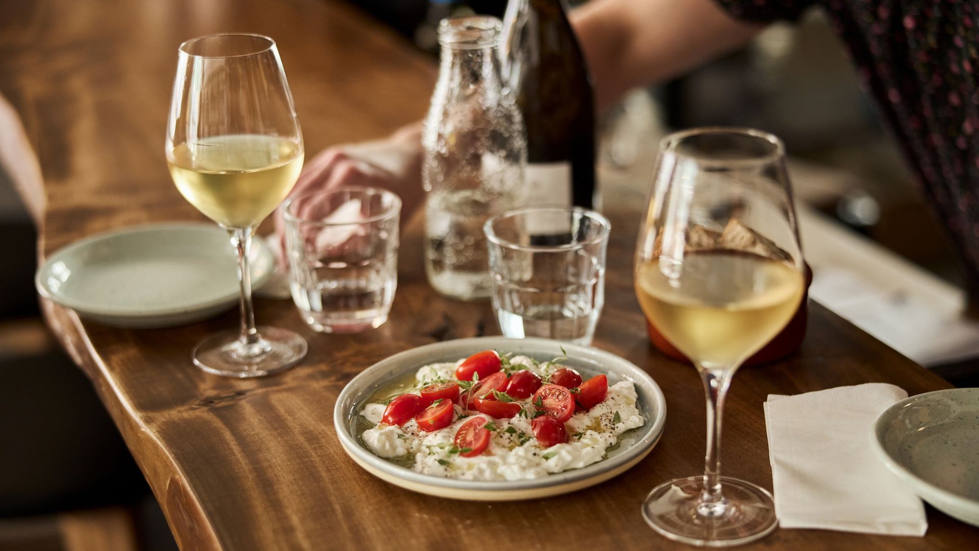 Eine leichte Mahlzeit und Wein in der Anduma Weinbar in Vejle