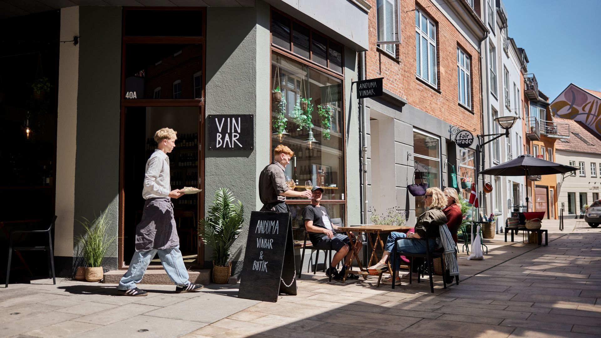 Wein und Tapas im Außenbereich der Anduma Weinbar in Vejle