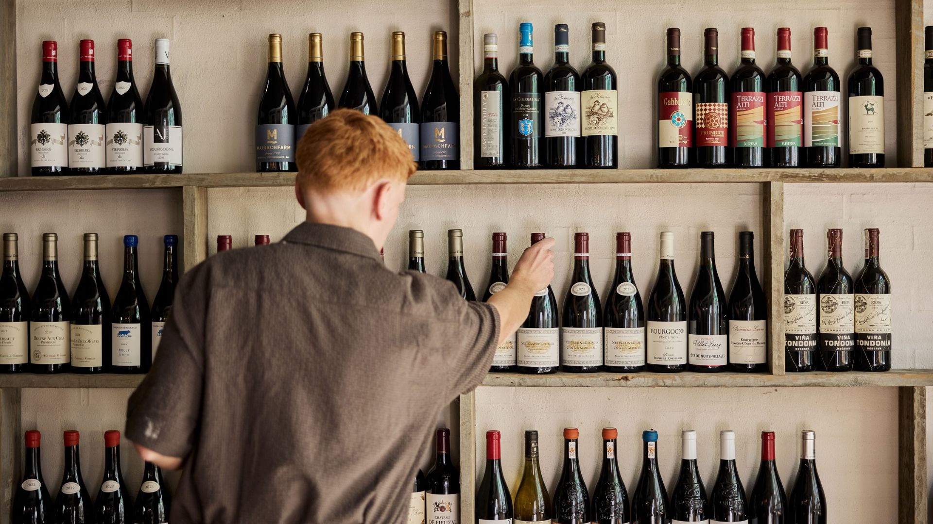 Eine Weinwand in der Anduma Weinbar in Vejle