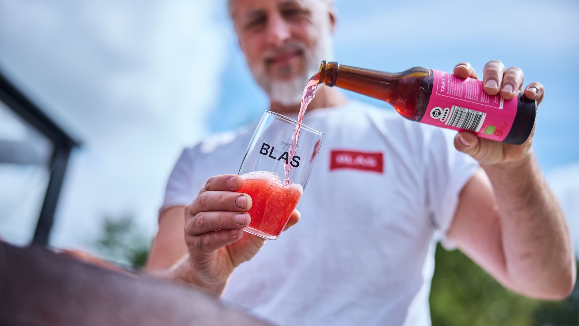 Ejeren af BLAS hælder øl op i et glas