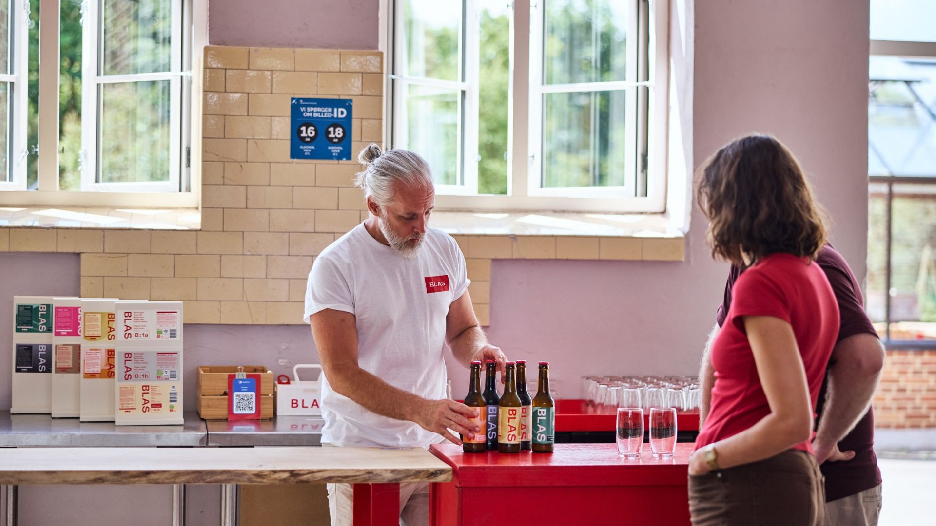 To personer får en introduktion til de forskellige øl, der brygges i BLAS mikrobryggeri