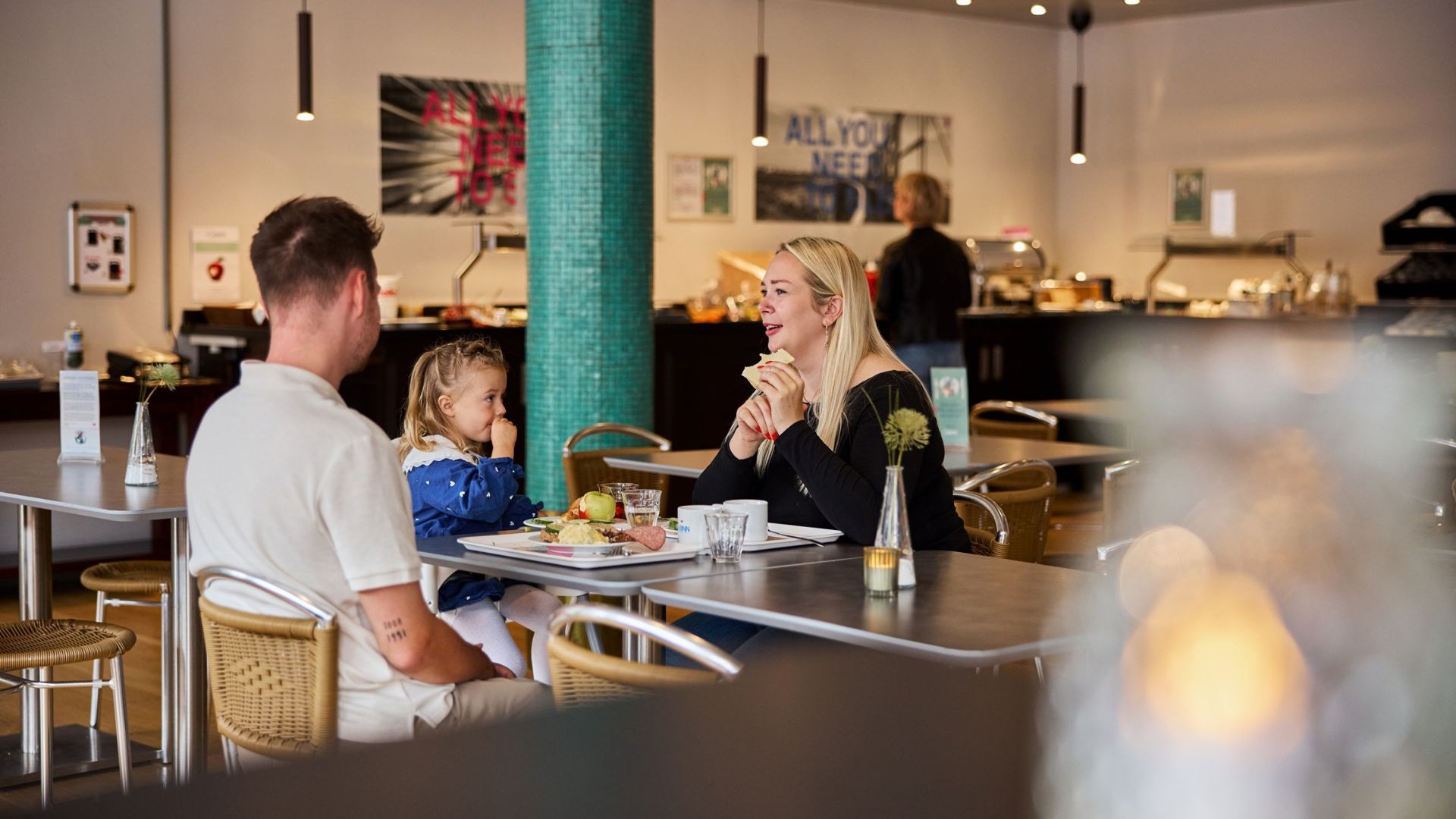A family enjoying breakfast in the restaurant at CABINN Vejle