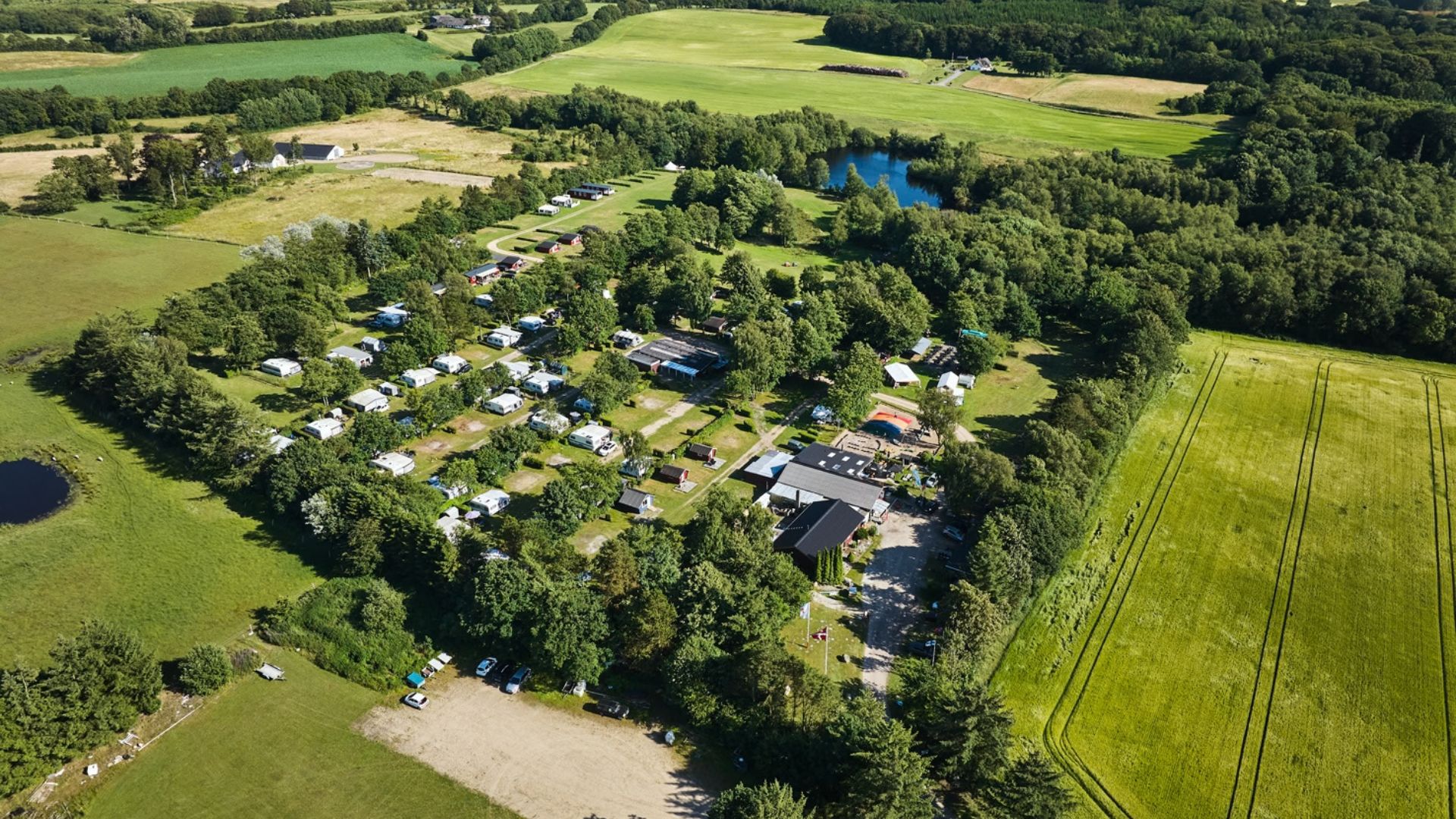Luftfoto af Egtved Camping i naturskønne omgivelser nær Vejle