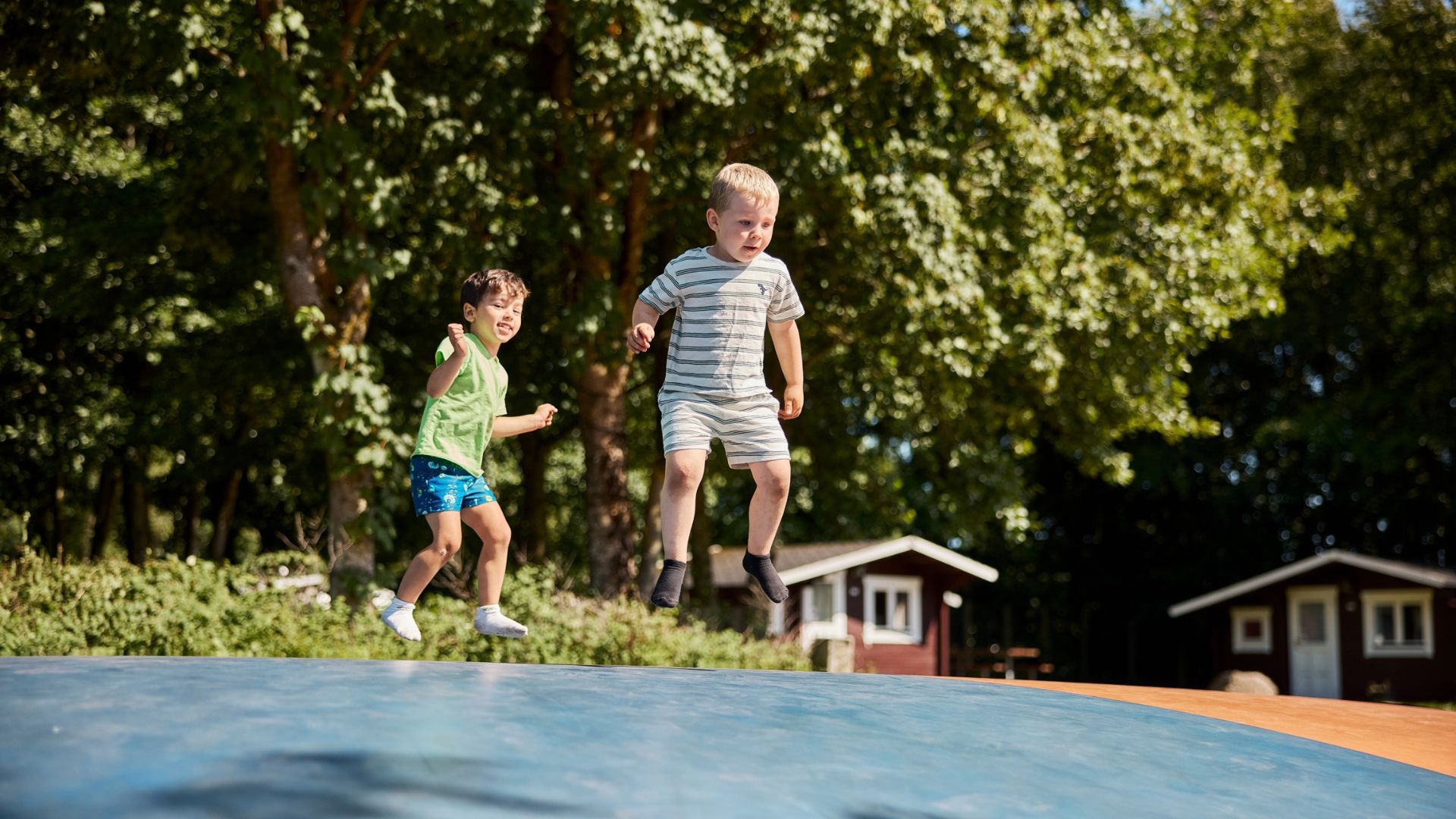 Børn hopper på hoppepuden ved Egtved Camping nær Vejle