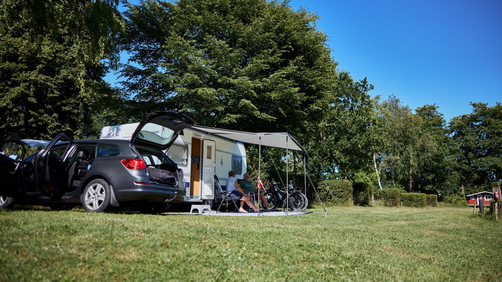 Et par nyder deres cykelferie ved deres campingvogn på Egtved Camping nær Vejle