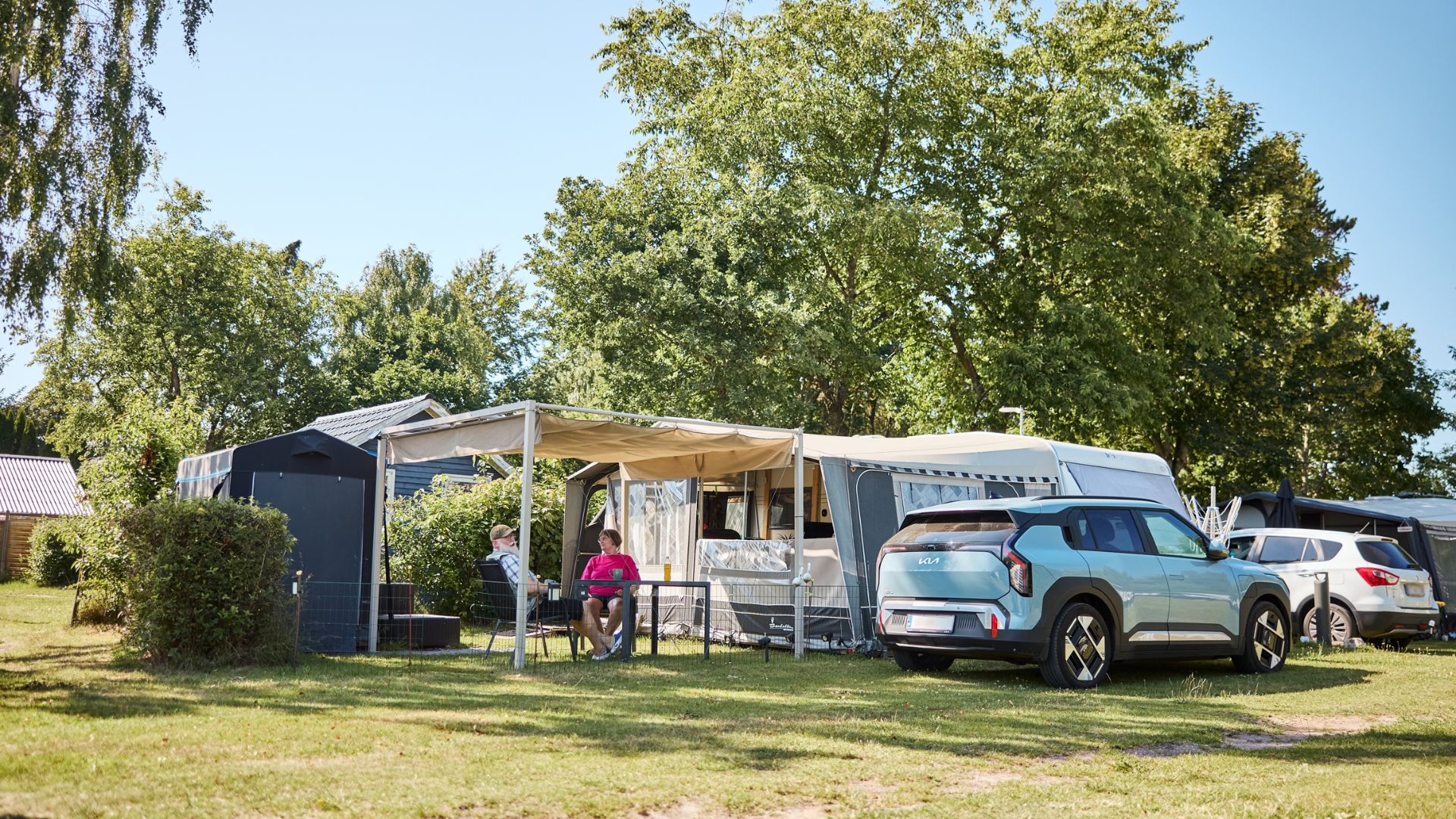 Et par nyder ferien på Egtved Camping ved deres campingvogn