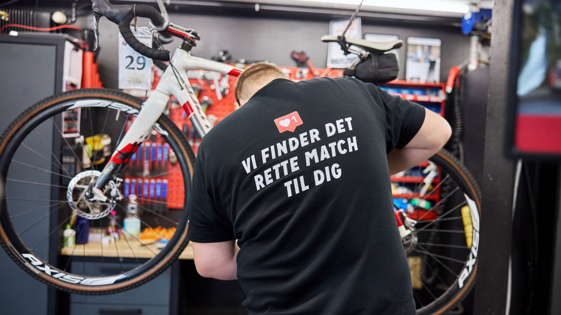En mekaniker fra Fri BikeShop i Vejle arbejder på en cykel i værkstedet