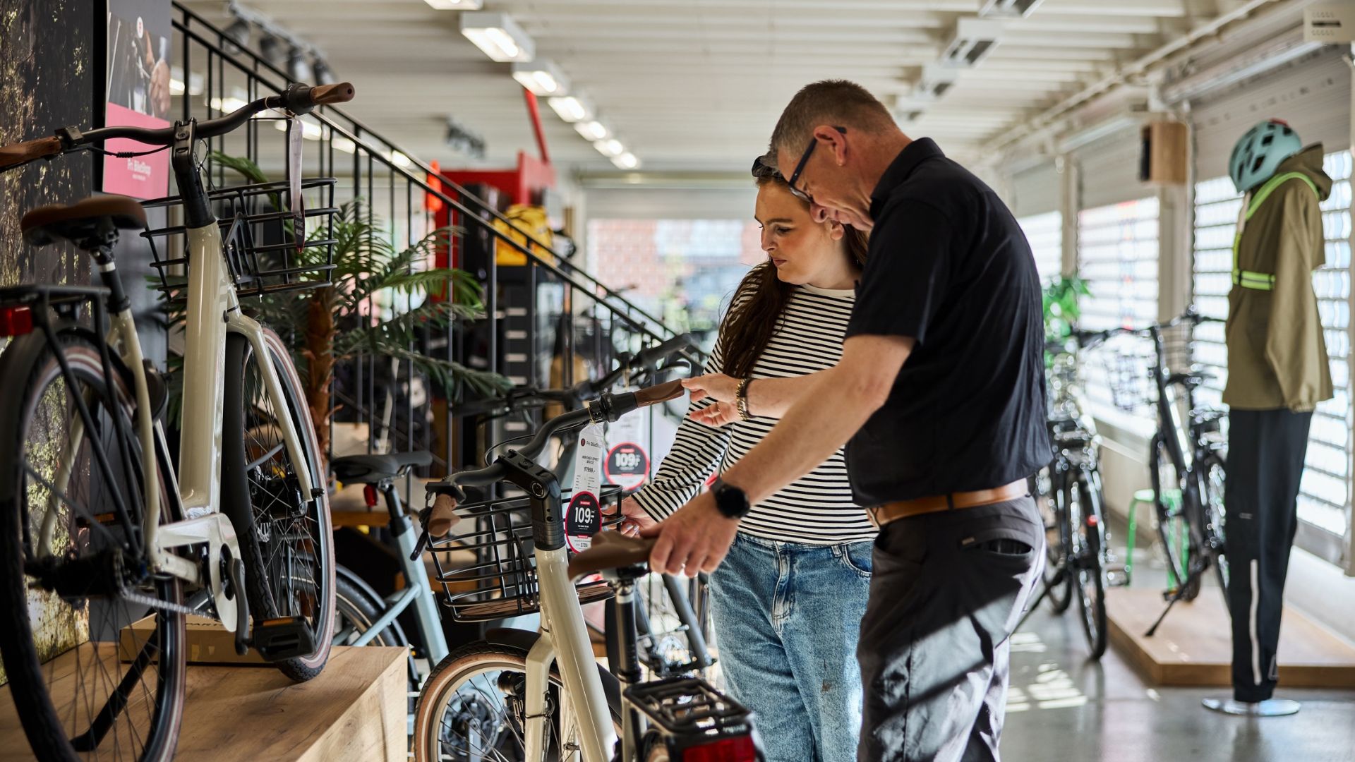 Ejeren af Fri BikeShop i Vejle guider kvinde i valg af cykel