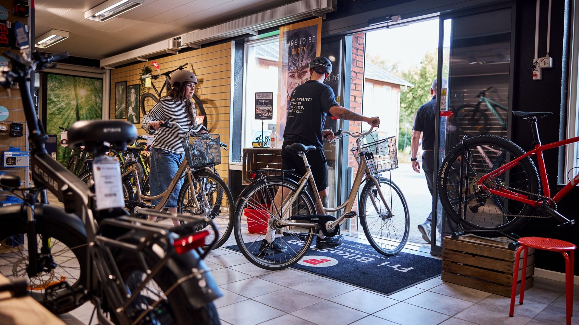 Far og datter på vej på cykeltur på lejede cykler fra Fri BikeShop i Vejle