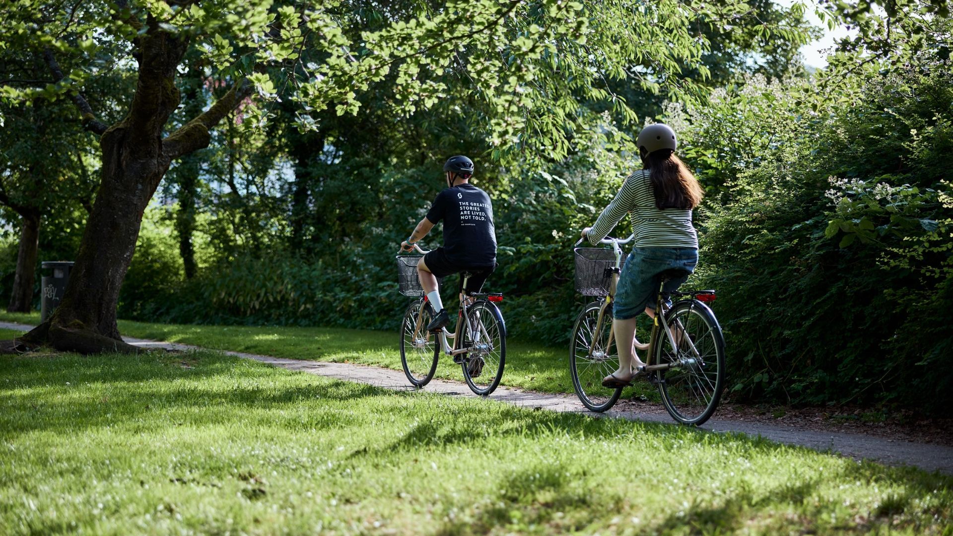 Far og datter på cykeltur i Vejle på cykler lejet fra Fri BikeShop i Vejle