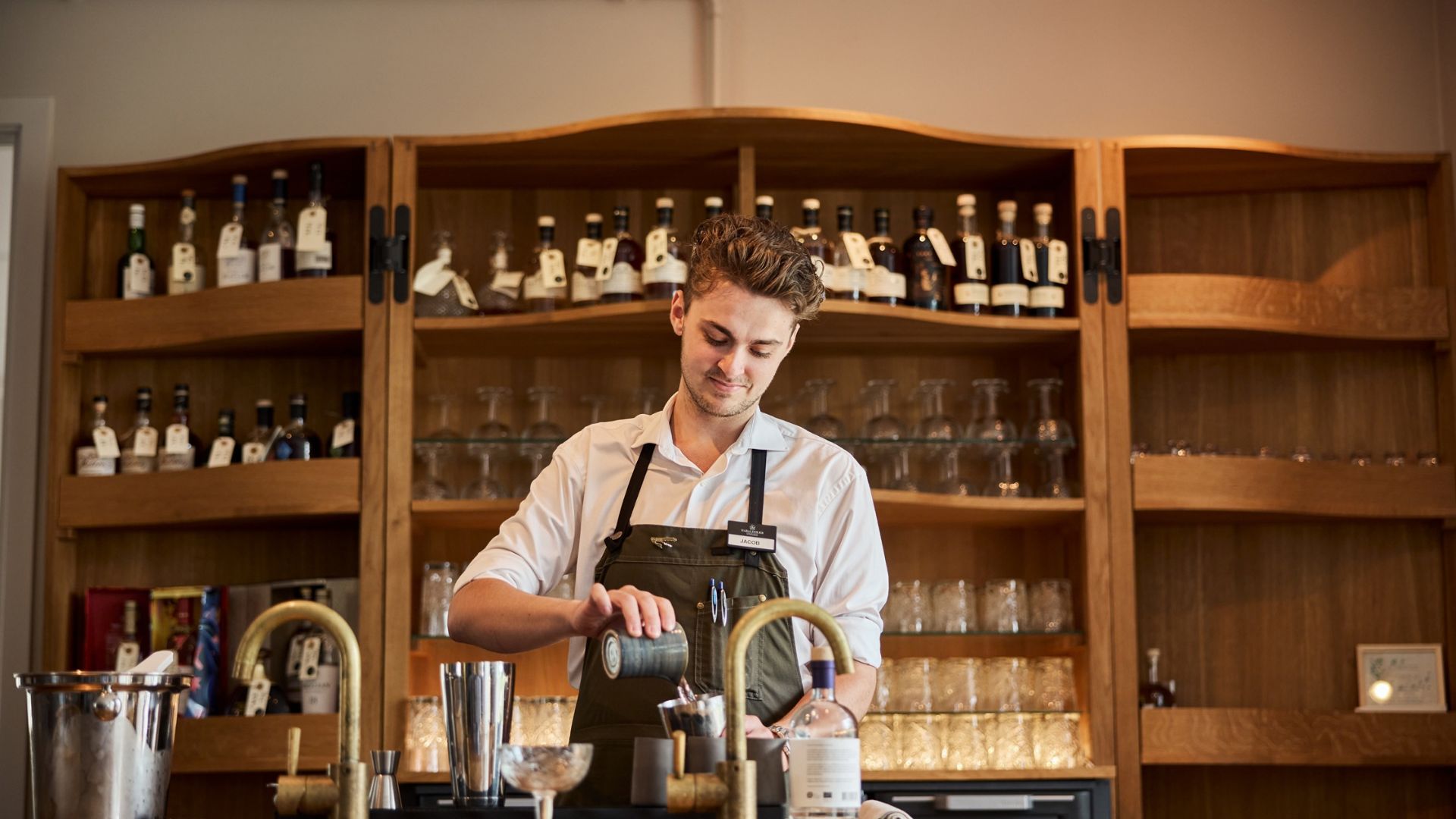 En bartender mixer drinks hos Haraldskær i Vejle