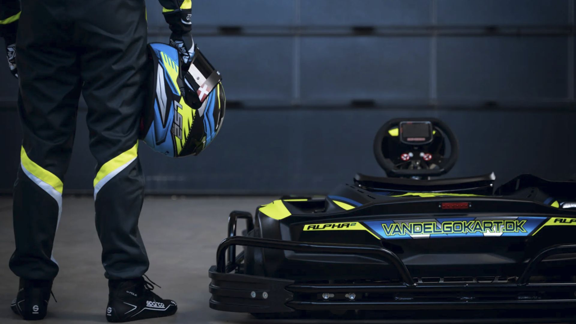 Gokart og person i gokart-udstyr hos Vandel Gokart tæt ved Vejle