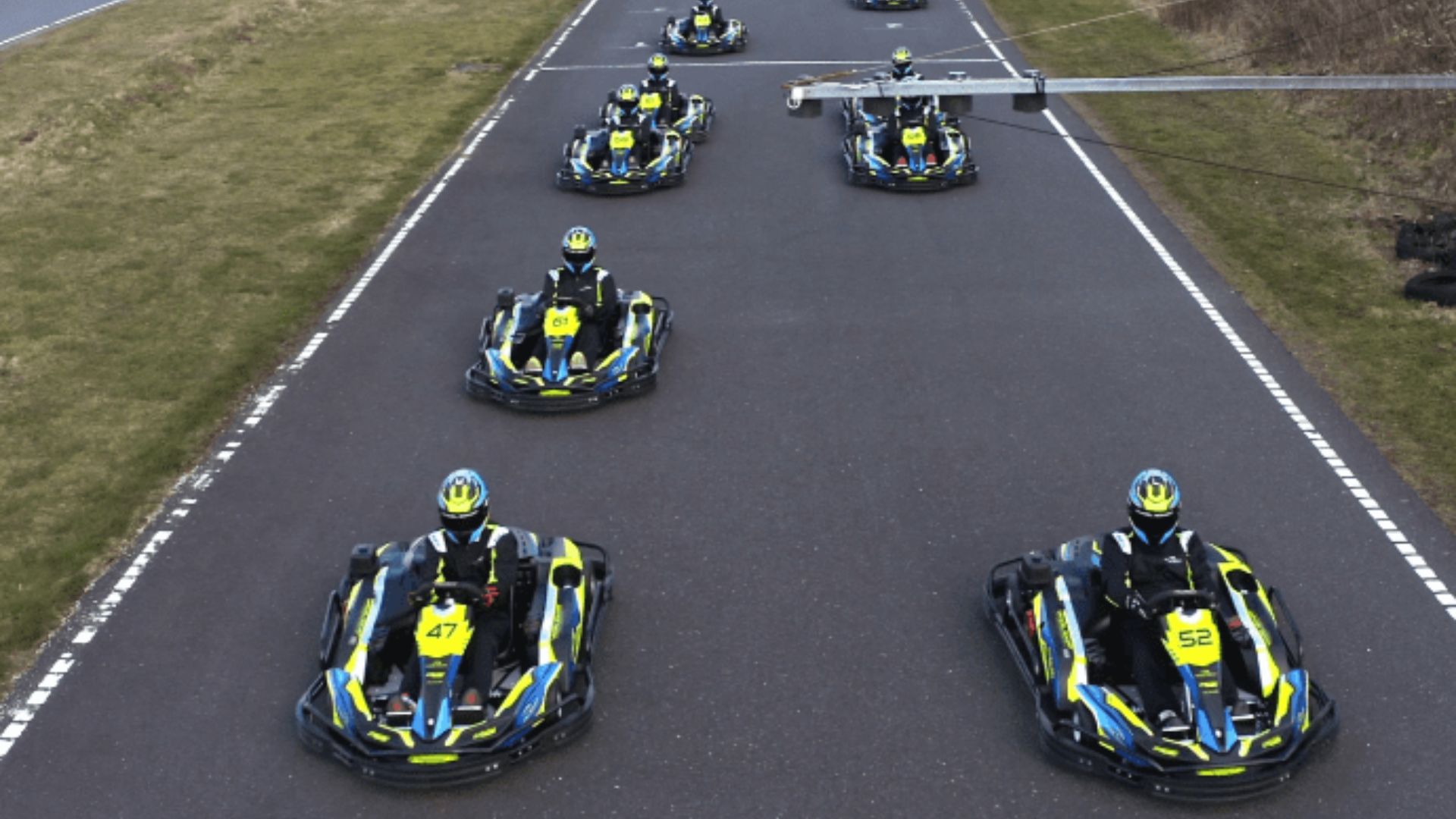 En gruppe mennesker kører gokart på Vandel Gokarts bane tæt ved Vejle