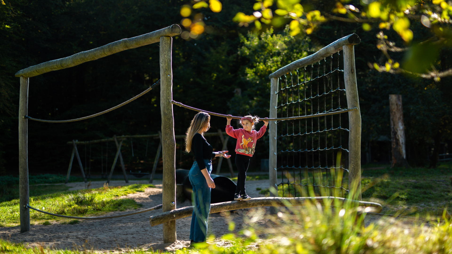 Tysk: Naturspielplatz im Sønderskoven in Vejle mit Mutter und Tochter