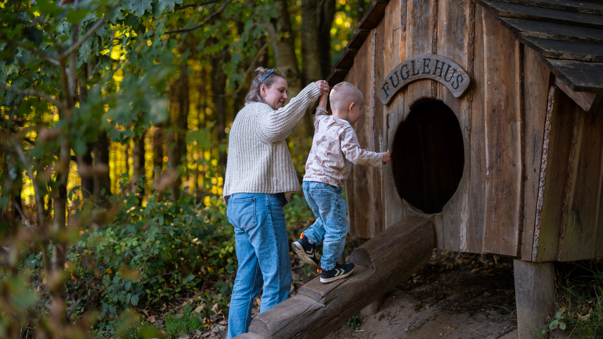 Mutter und Sohn spielen auf dem Naturspielplatz im Sønderskoven in Vejle