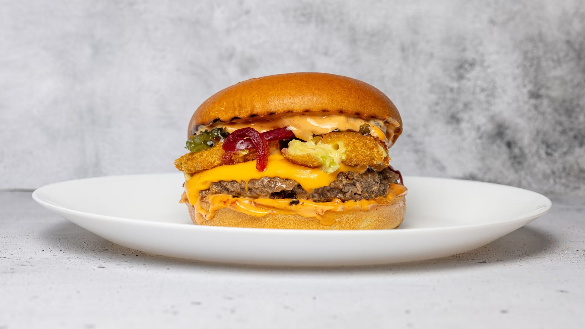 Grillens Burger with cheese and Cheese Tops at Gadegrillen in Vejle