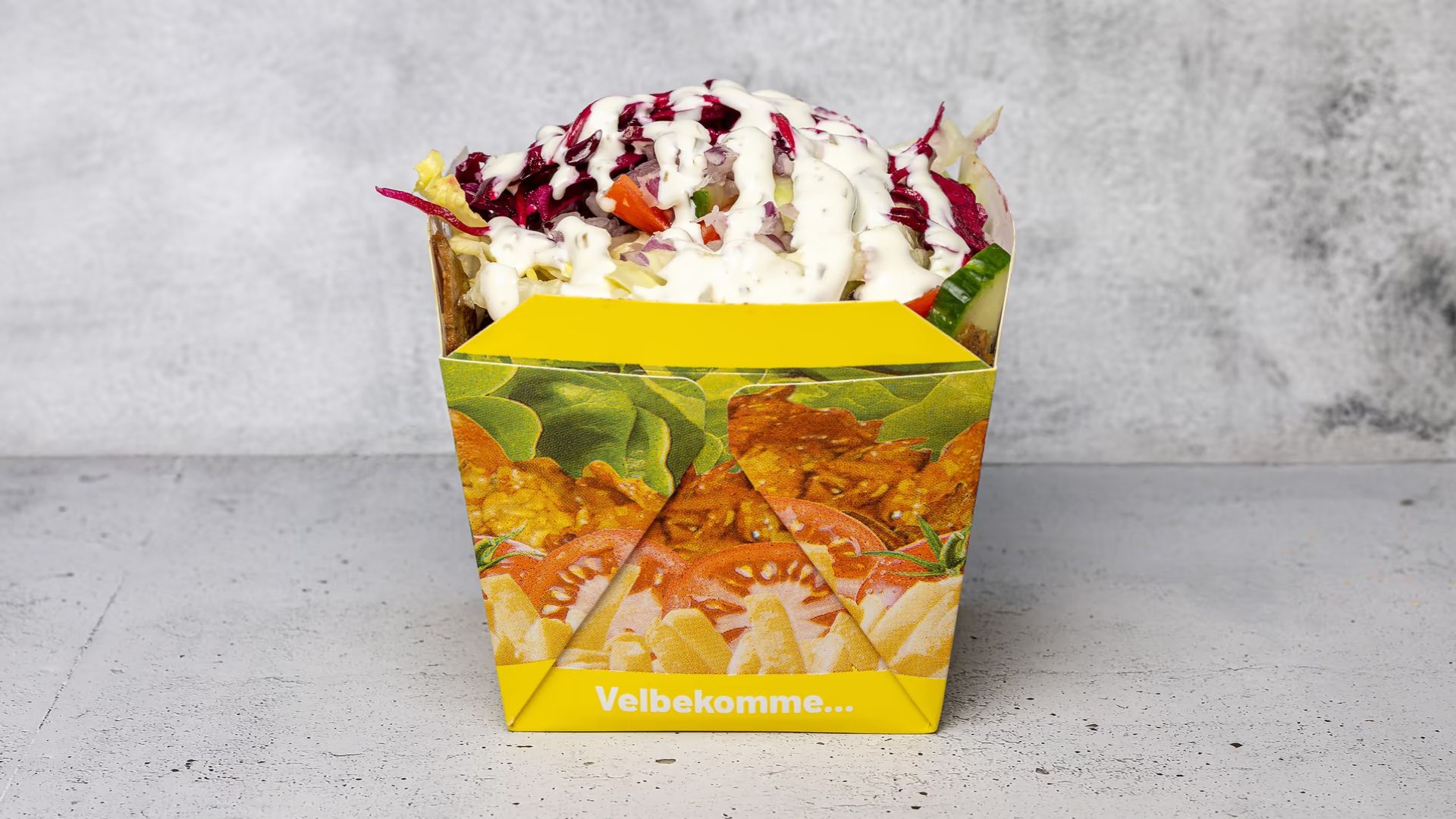 Kebab box with vegetables and dressing at Gadegrillen in Vejle