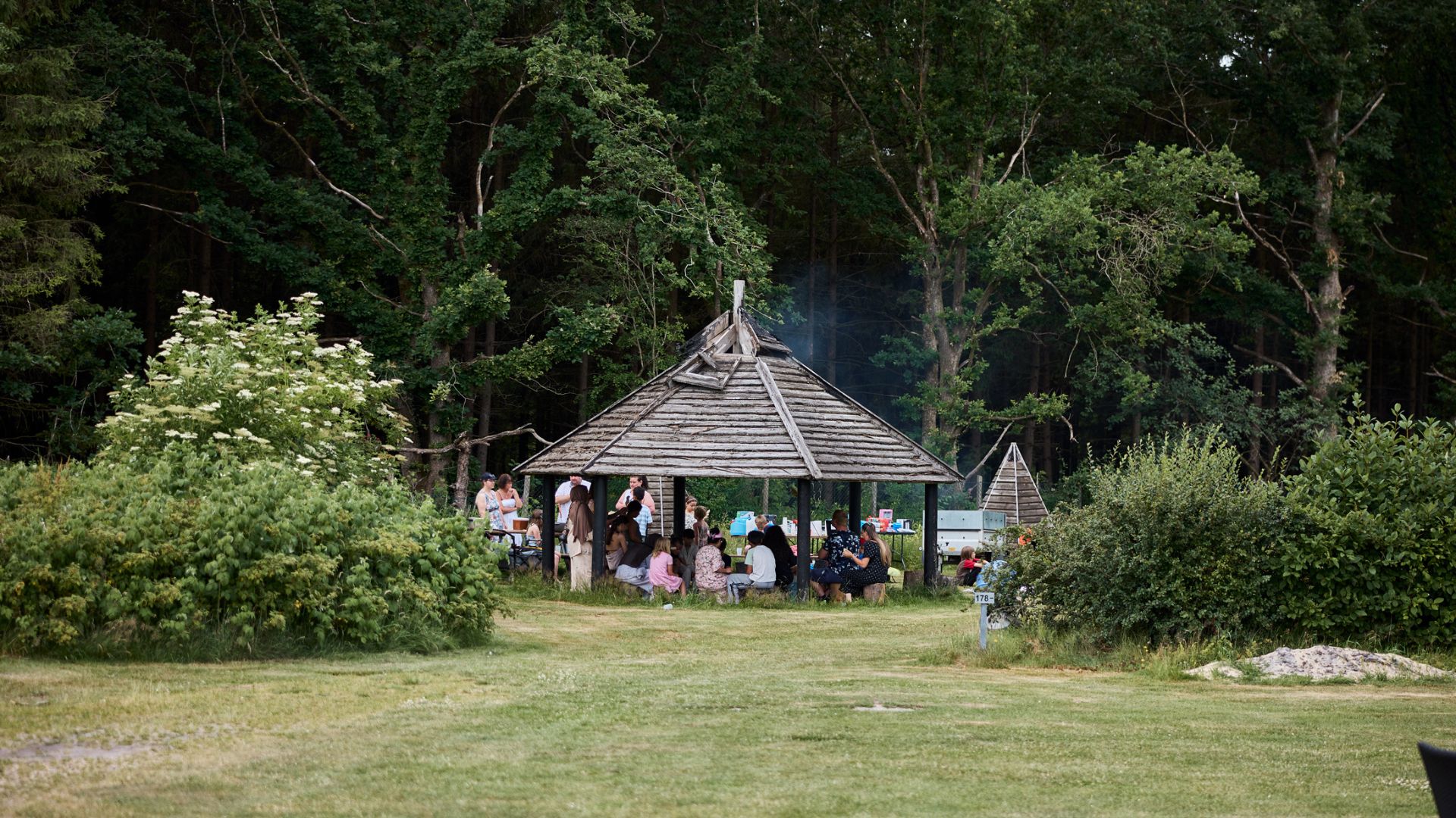Die Lagerfeuerhütte bietet den idealen Rahmen für gemütliche Stunden im Riis Feriepark in Give in der Nähe von Vejle.