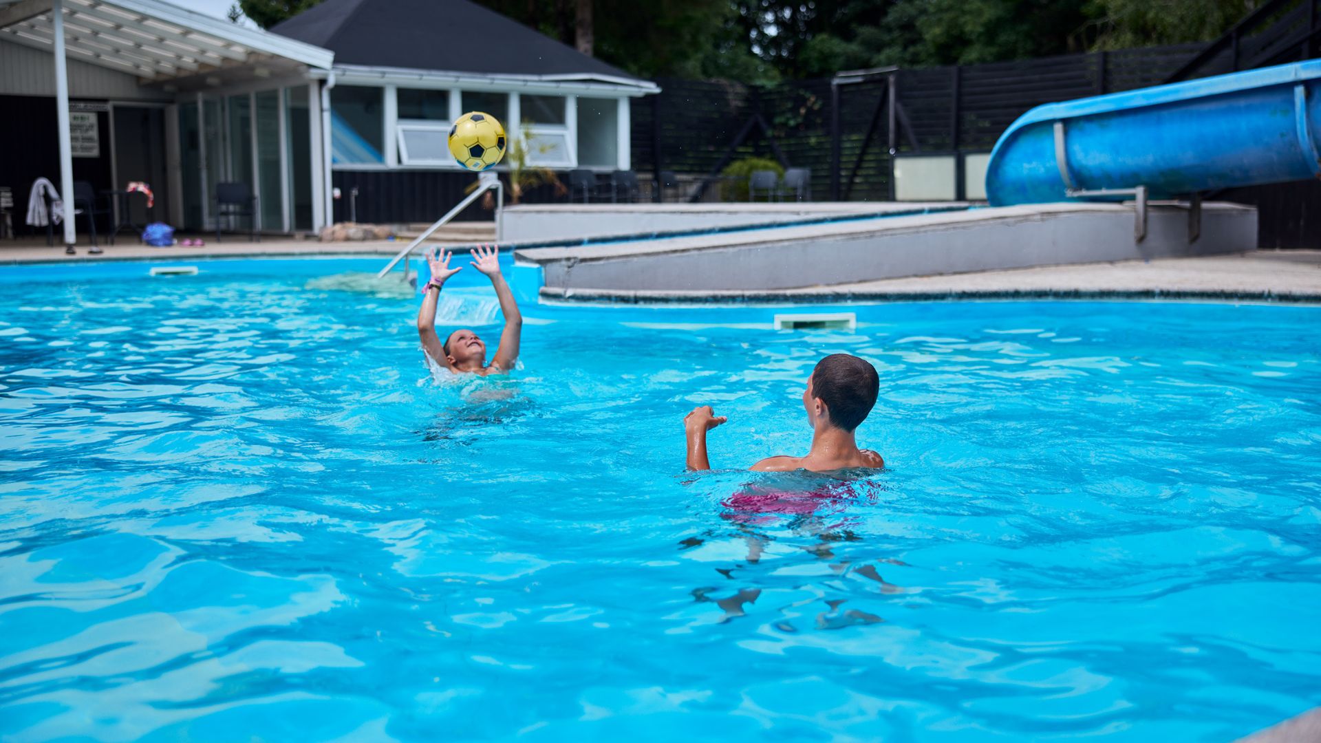 Kinder spielen im Freibad des Riis Ferieparks in Give in der Nähe von Vejle.