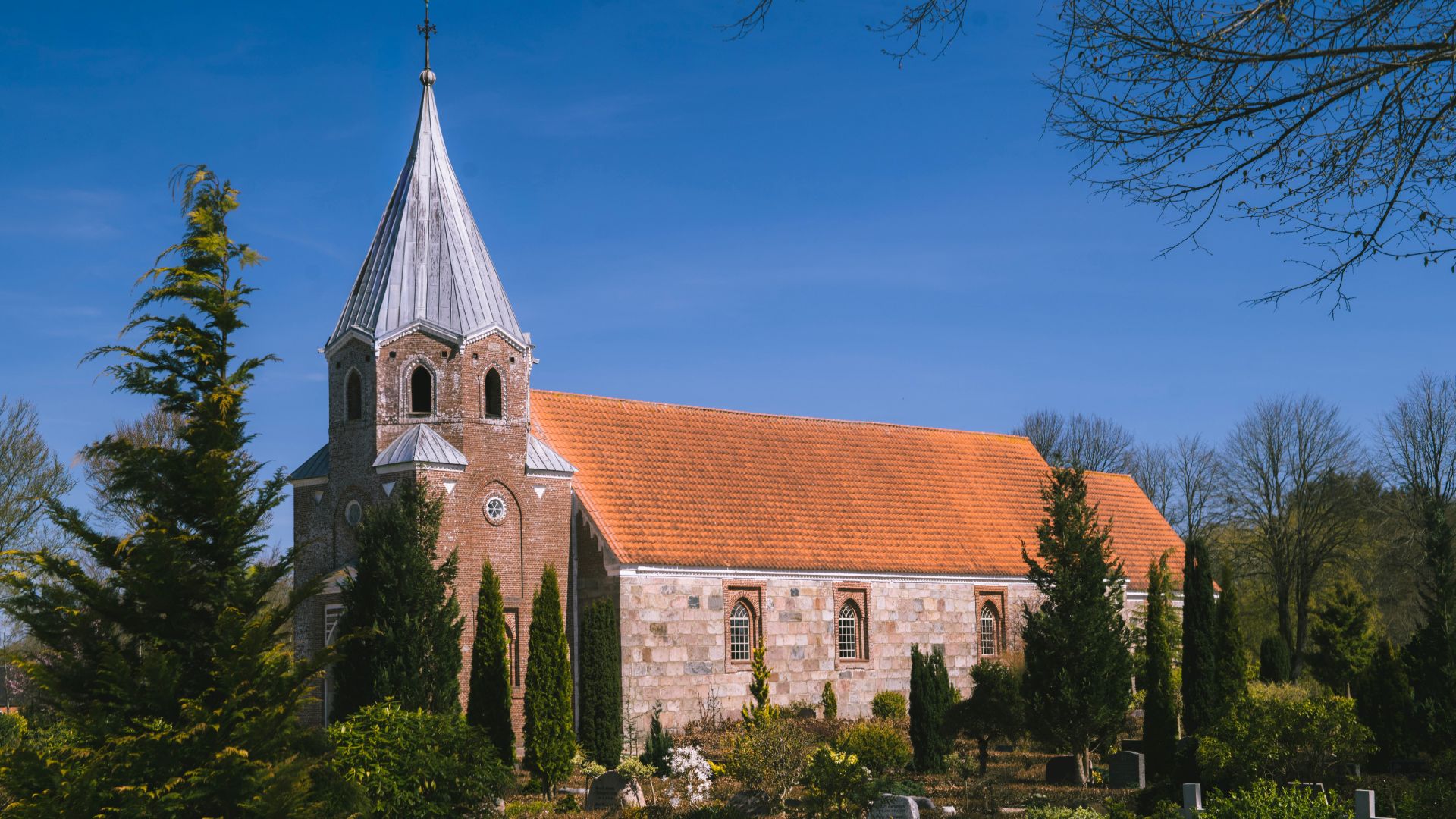 1. Die Kirche von Egtved liegt am Ende der Hauptstraße Aftensang in Egtved in der Nähe von Vejle