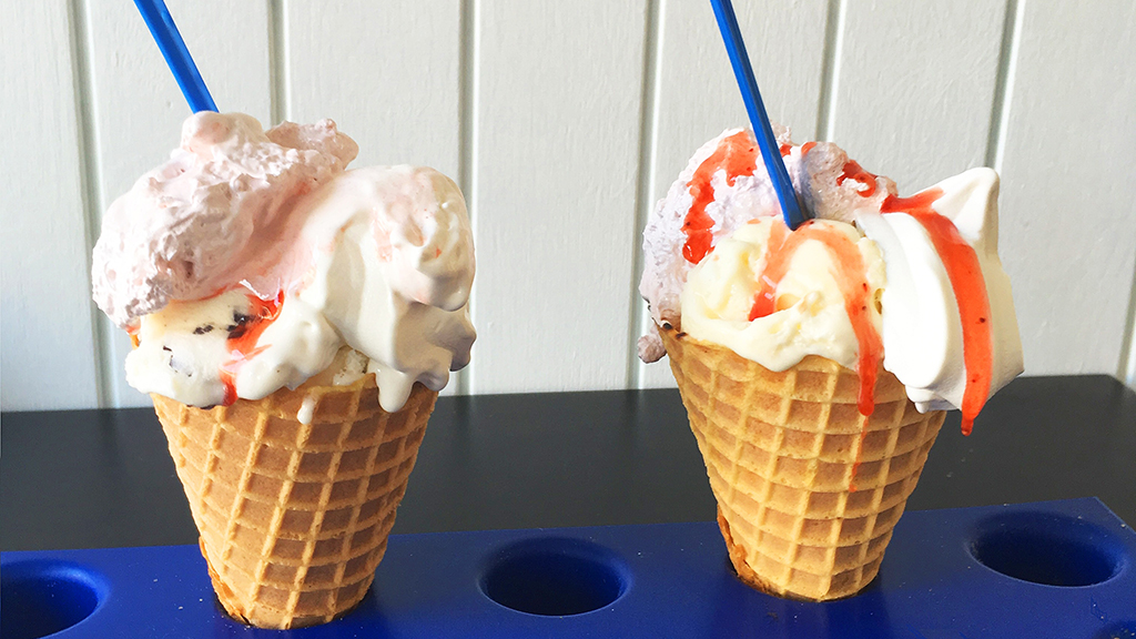 Vaffelbageren in Mariager (Ice cream and waffles)