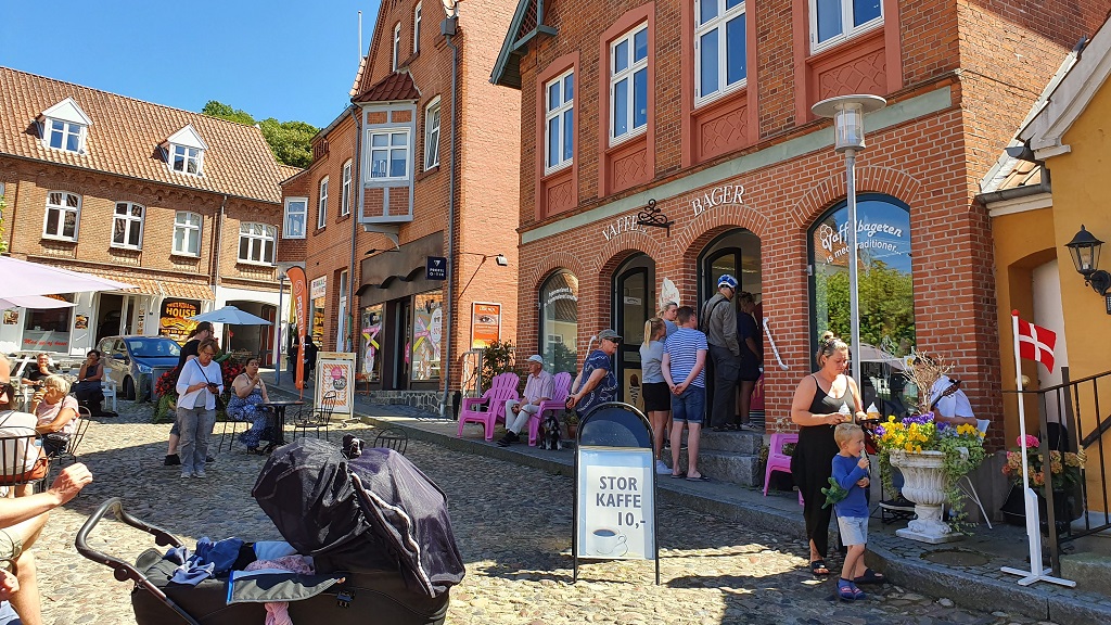 Vaffelbageren in Mariager (Ice cream and waffles)