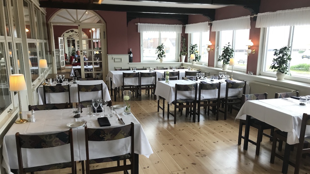 Hvalpsund Færgekro, Meetingplace