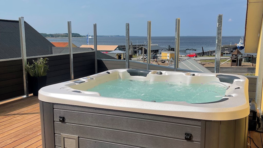 Hvalpsund Færgekro, Hotel