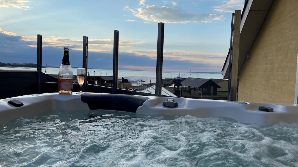 Hvalpsund Færgekro, Hotel