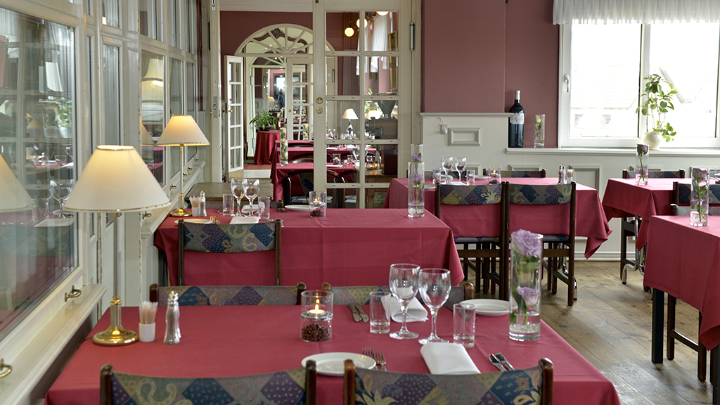 Hvalpsund Færgekro, Hotel