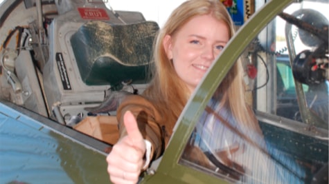 Pige i cockpit på Gedhusmuseet