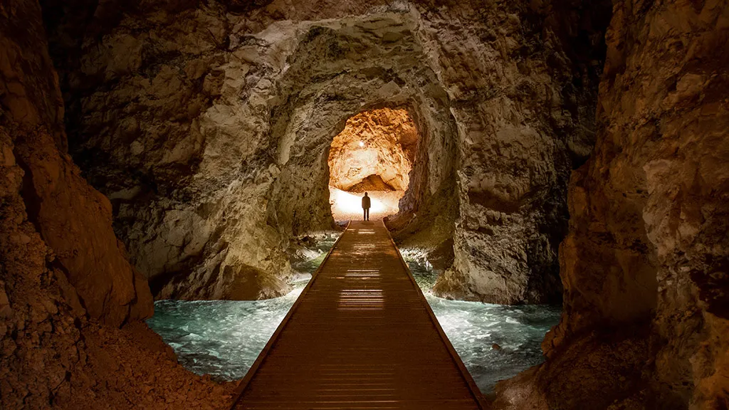 Mand står i Mønsted Kalkgruber