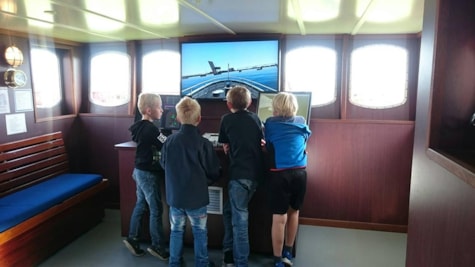 Børn der ser film af sejlskib