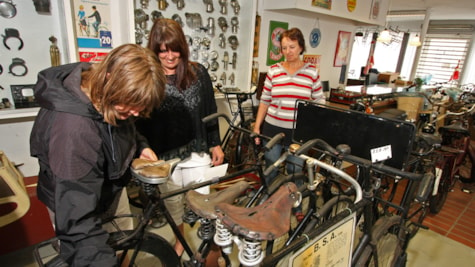 Gruppe kigger på cykler på Hals Cykelmuseum