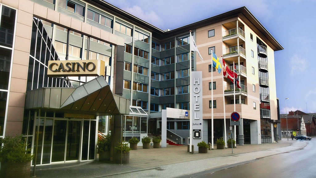 Radisson BLU Limfjord Hotel Facade om dagen