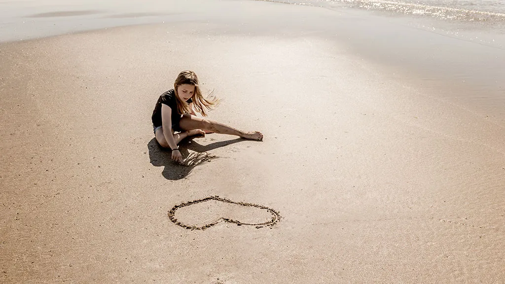 Pige på strand