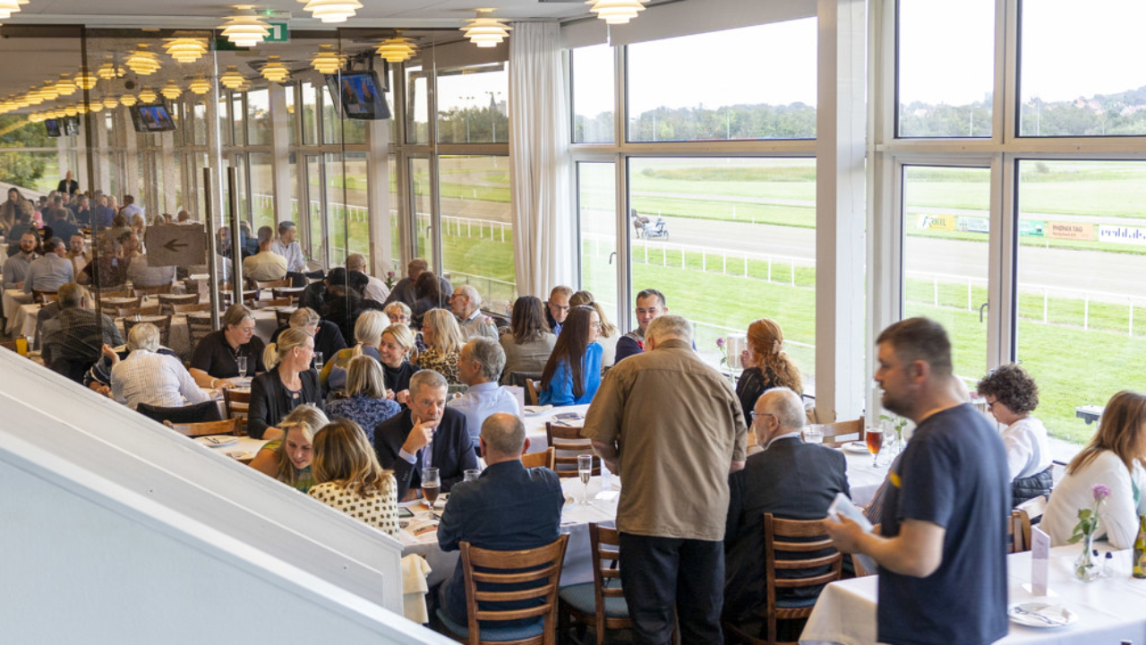 Resturent Hos Aaen på 1. sal med udsigt over banen