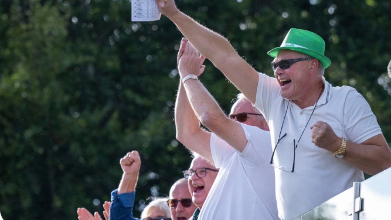 Fans står og ser galopløb på Aalborg Væddeløbsbane