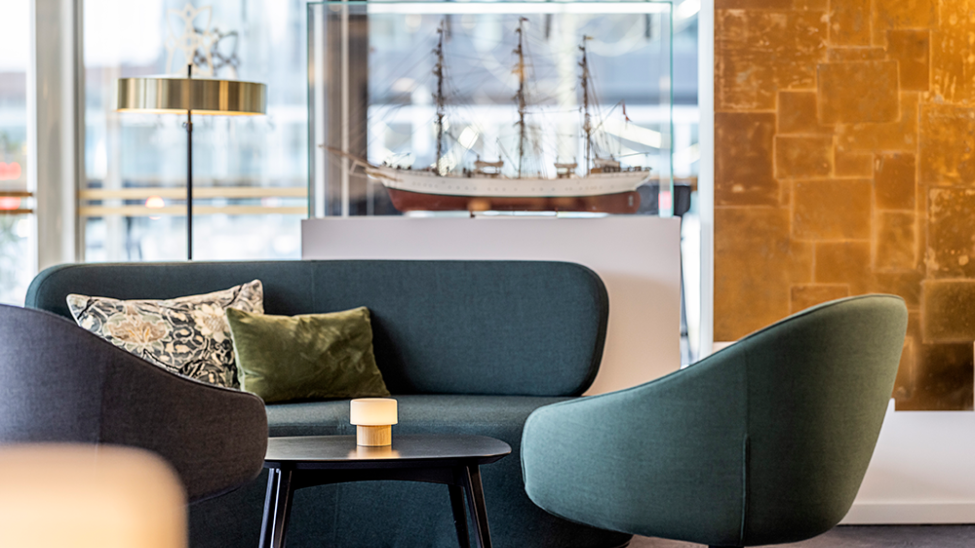Lounge, grøn sofa, skib, lys
