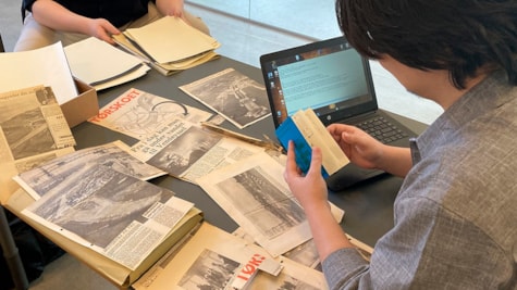 Historiestuderende undersøger arkivalier
