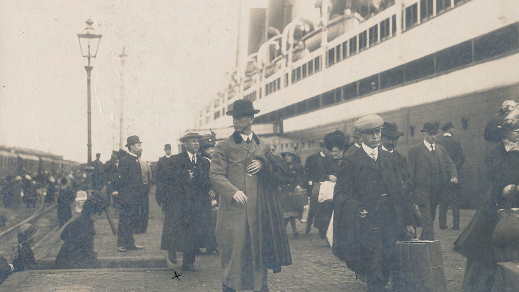 Rejsende på vej ombord på skibet "Kronprinsesse Cecilie" i Bremerhafen.