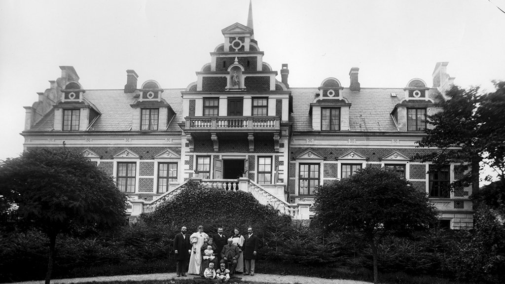 Familien Henius foran Sohngårdsholm Slot.
