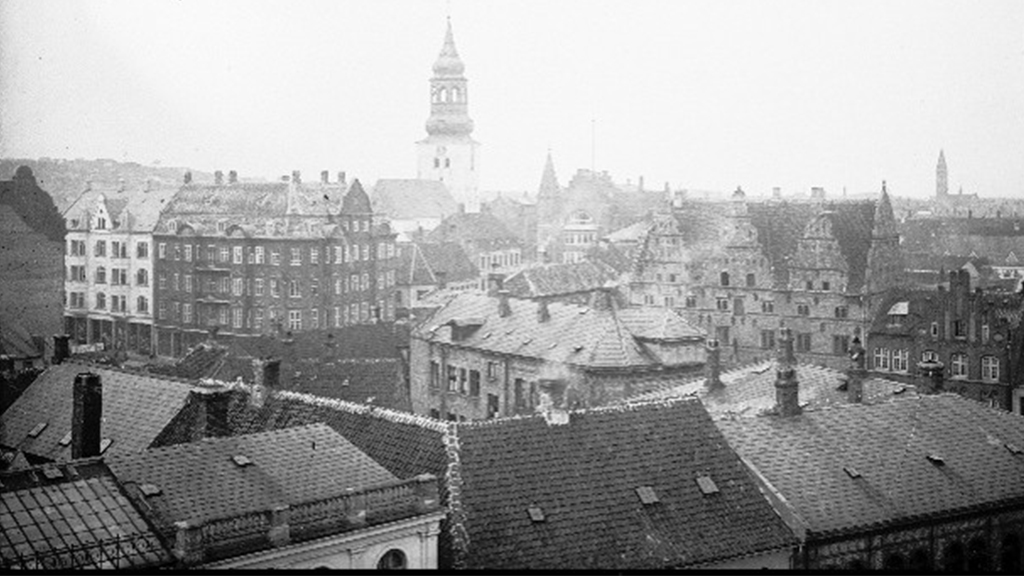 Et kig ud over hustage i midtbyen. Ca. 1933