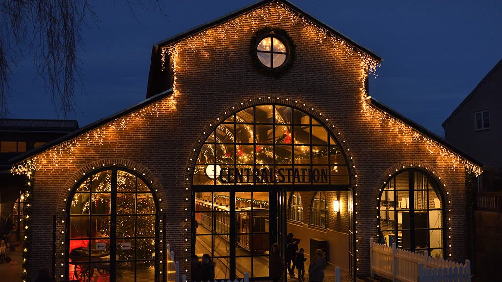Central Station i Ree Park Safari med julepyntet