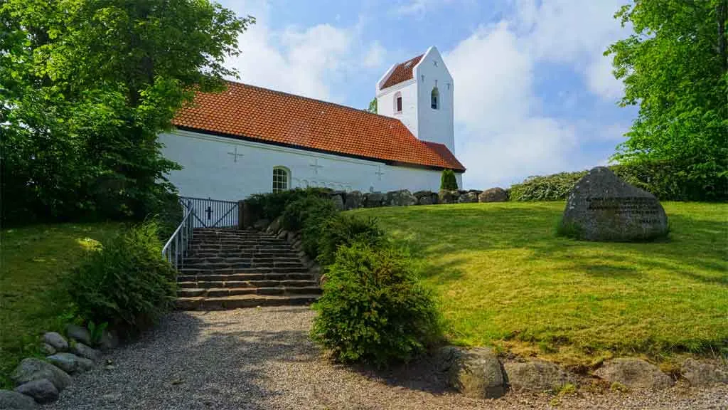 Karlby Kirke