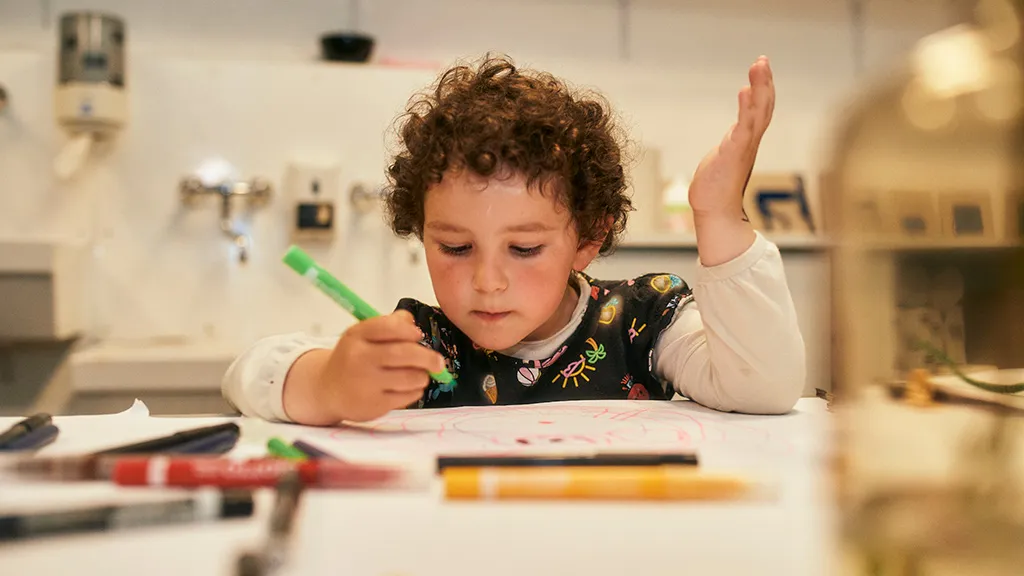 Barn laver kunst på værkstedet på Museum Jorn