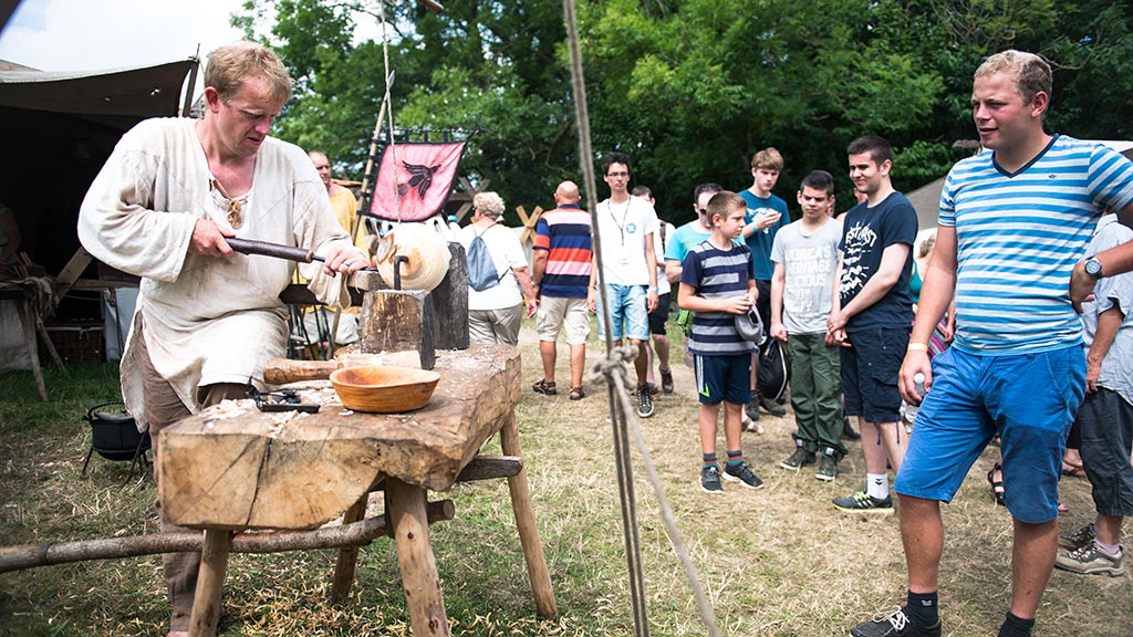 Håndværk på vikingetræf Vikingedage ved Moesgaard Strand