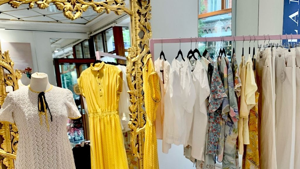 Magpie Lane Vintage tøjstativ med tøj