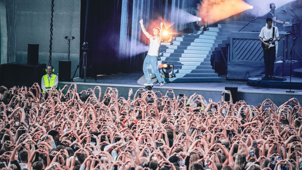 Christopher til Fed Fredag i Tivoli Friheden publikum