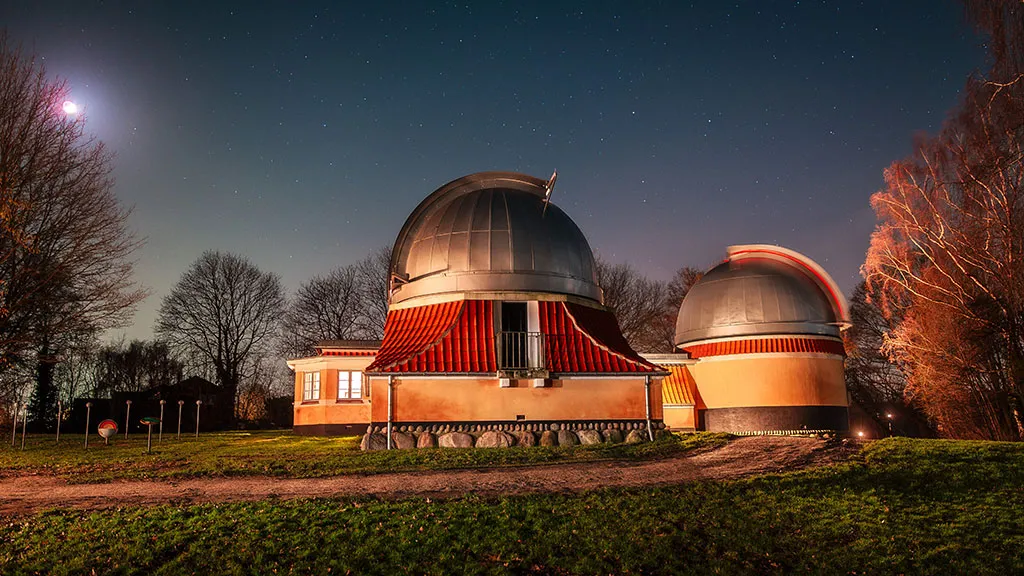 Ole-Rømer-Observatoriet-i-maaneskin-Science-Museerne--Aarhus-Universitet-foto-Ruslan-Merzlyakov
